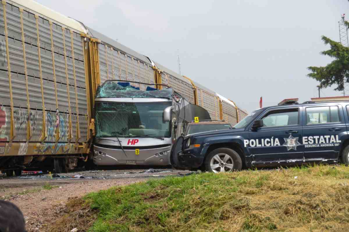 “Llevaba música alta”, Fiscalía Edomex acusa a chofer de autobús por choque con tren en Atlacomulco