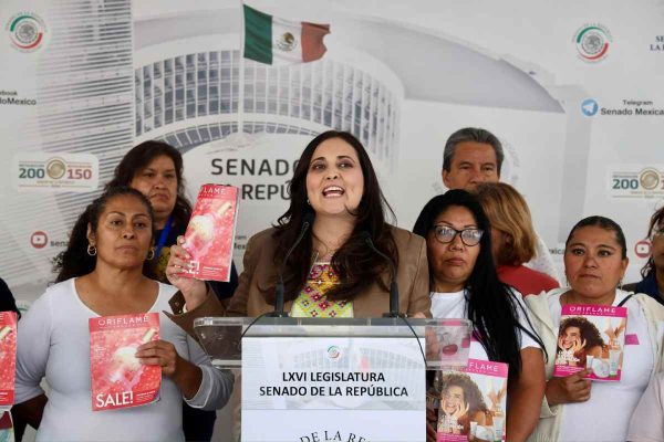 Senadora Cynthia con los catálogos