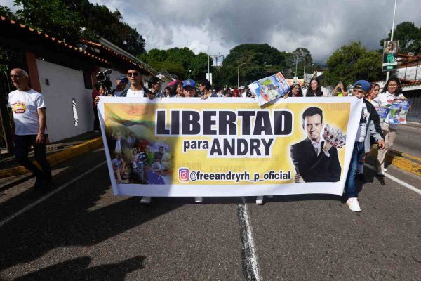 Manifestación exigiendo la libertad de Andry, migrante venezolano encerrado en la cárcel de Bukele