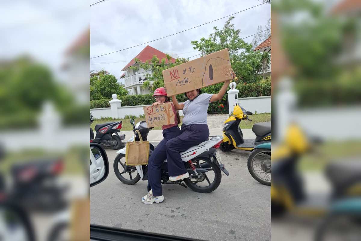 Manifestantes defienden la isla del Cuarto Muelle.