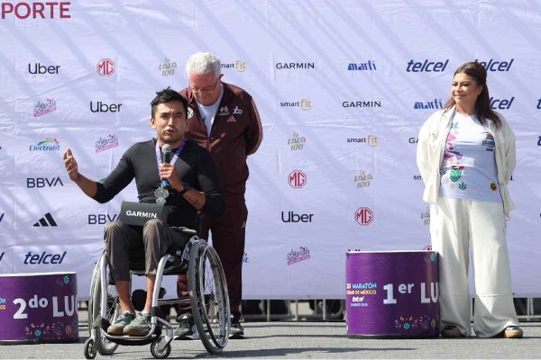 Marco Antonio Caballero, segundo lugar en el maratón de cdmx en silla de ruedas frente a Clara Brugada