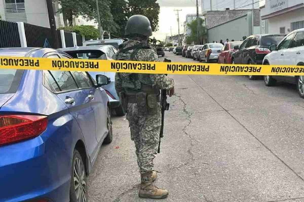 Matan a jefe de farmacia de hospital del IMSS en Culiacán; agresores hieren a menor tras robar auto y huir