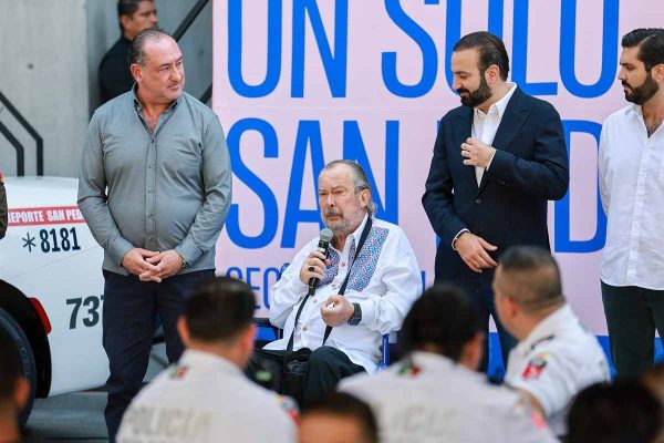 Mauricio Fernández en silla de ruedas durante un evento público
