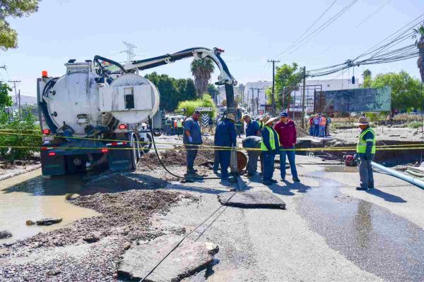 Megafuga de agua abre socavón en Tijuana, Baja California; hay 632 colonias afectadas en el suministro