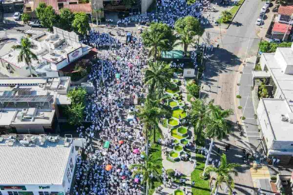 Miles de ciudadanos marchan en Culiacán en exigencia de paz a un año de crisis de violencia en Sinaloa