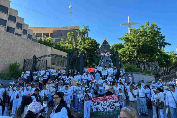 Miles de ciudadanos marchan en Culiacán en exigencia de paz a un año de crisis de violencia en Sinaloa