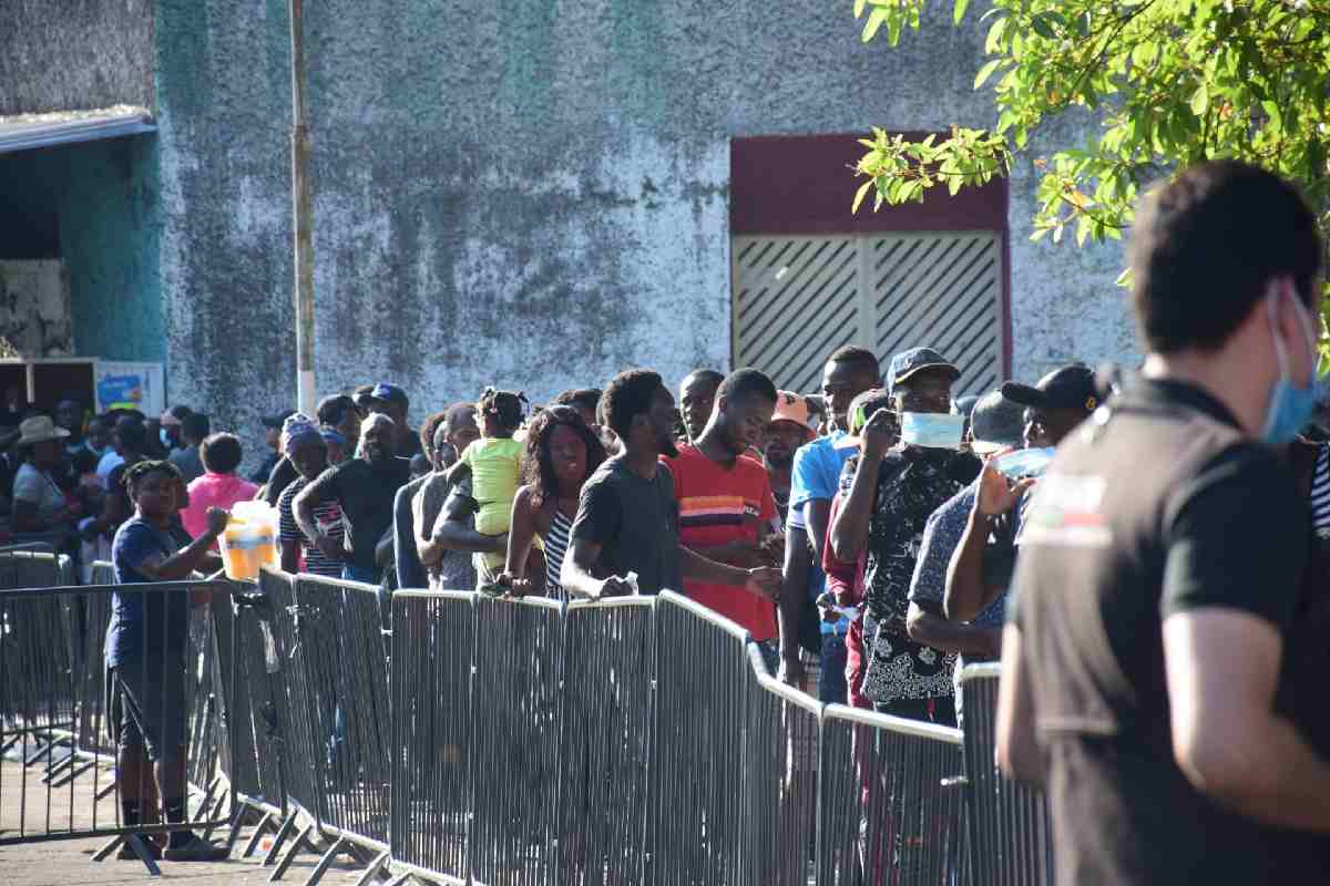 Miles de refugiados hacen largas filas por trámites migratorios en México