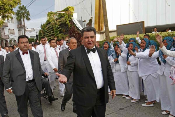 Naasón Joaquín García camina entre los feligreses