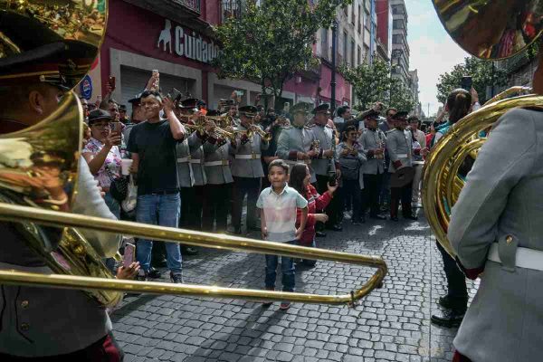 Niño bailando con la banda militar previo al Desfile por la Independencia de México