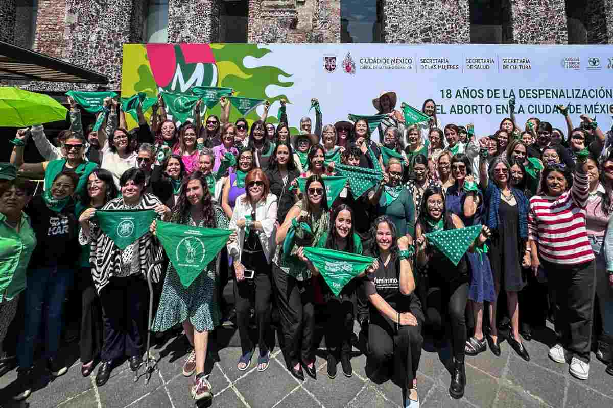 Organizaciones refuerzan exigencia de sacar aborto del código penal; entregan iniciativa a Congreso