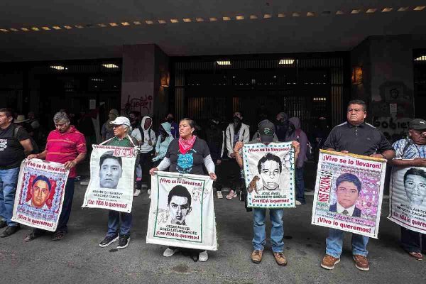 Padres del caso Ayotzinapa exigen la extradición de Tomás Zerón