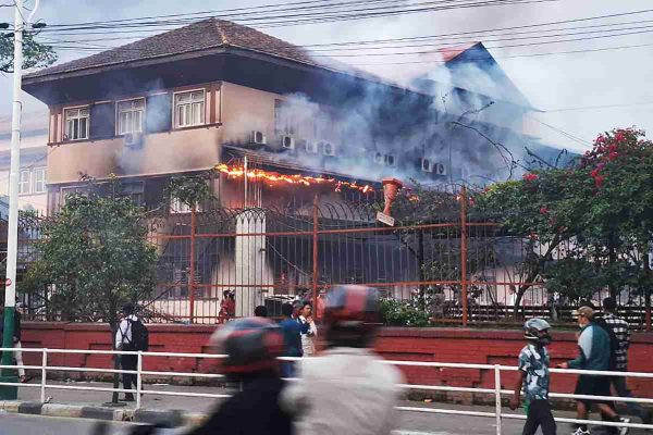 La sede de la Suprema Corte de Justicia de Nepal también fue incendiada