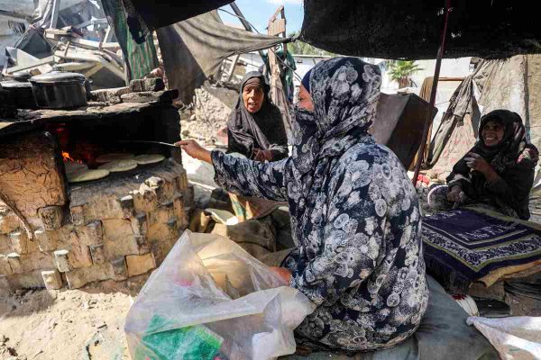Refugiados en Gaza cocinan pan tradicional
