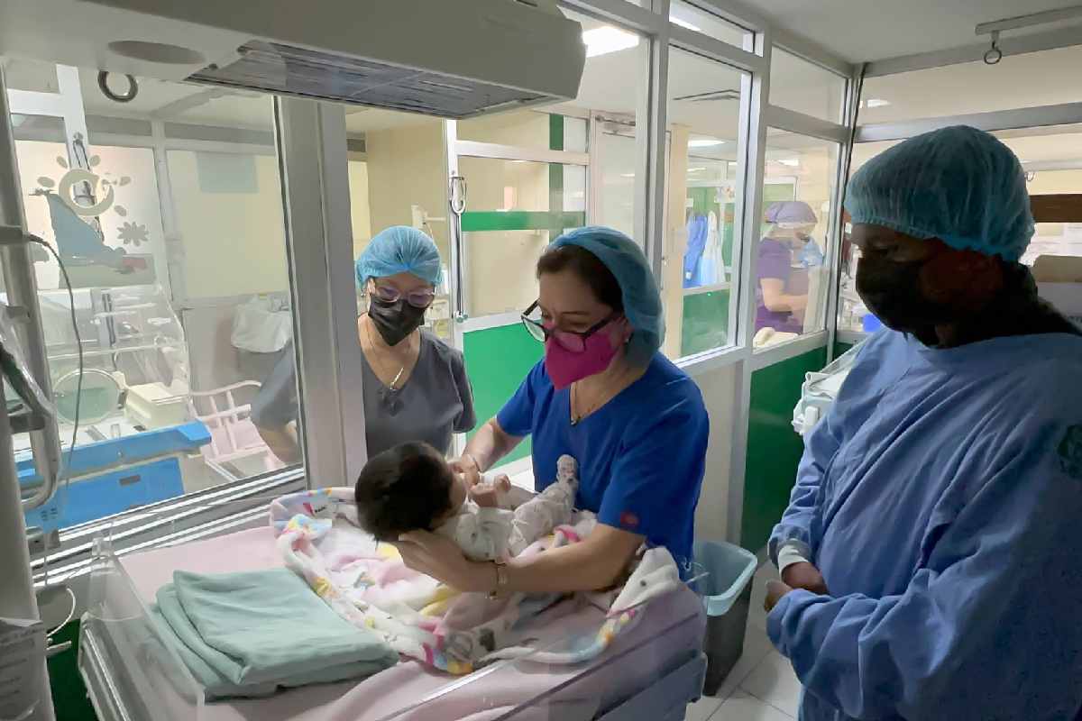 Médicos atienden a un bebé