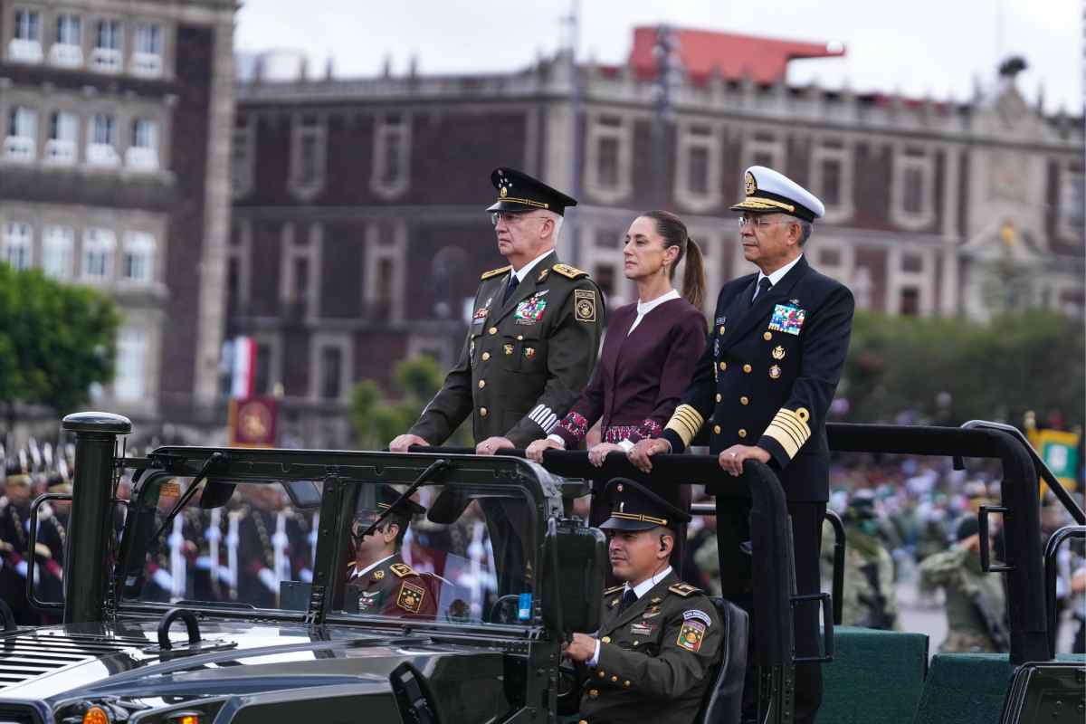 Sheinbaum encabeza su primer desfile militar como presidenta
