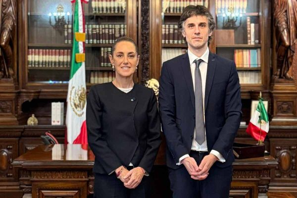 Sheinbaum junto con el abogado de Pedro Castillo en Palacio Nacional