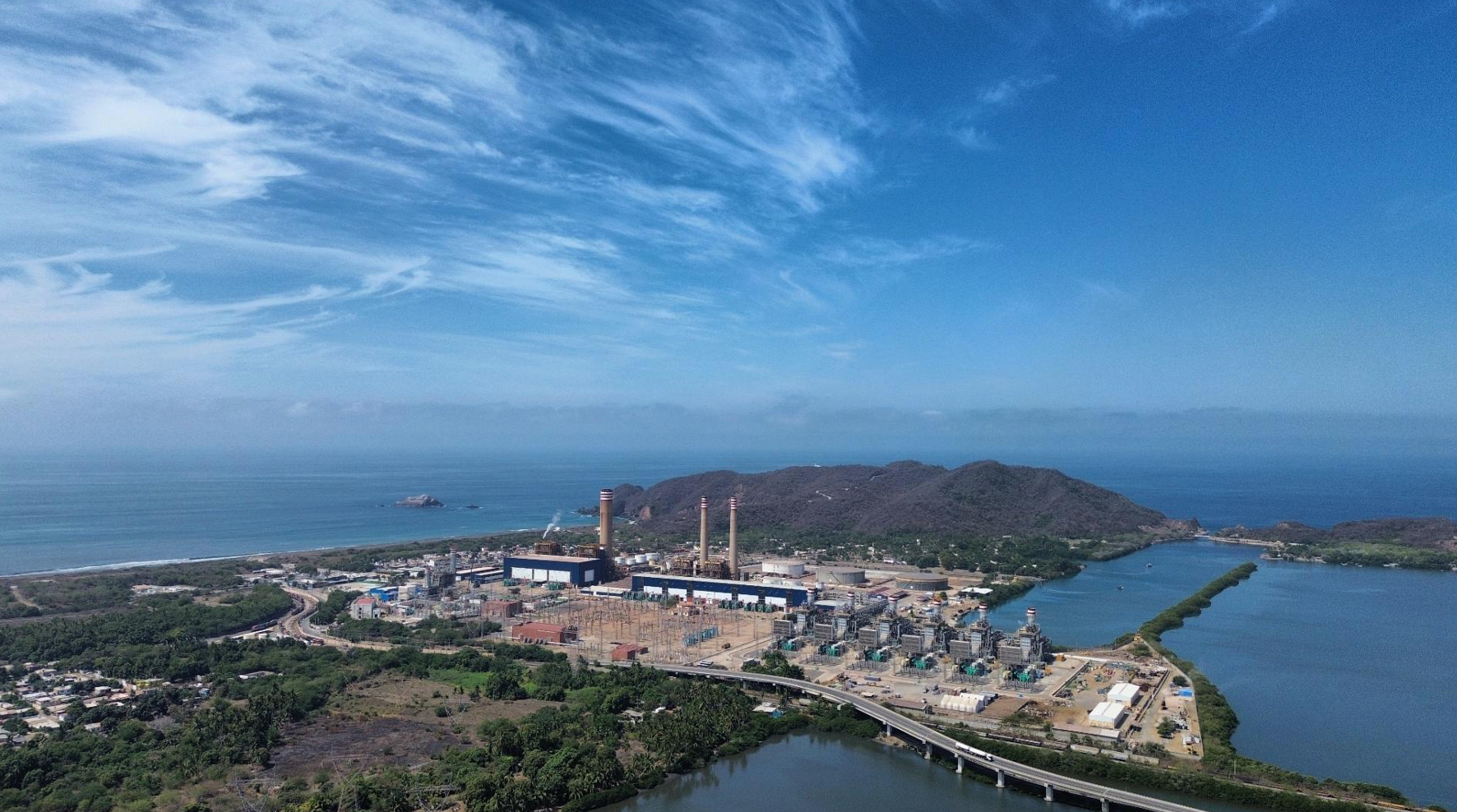 Vista aérea de la termoeléctrica de Manzanillo, entre la laguna de Cuyutlán y el océano pacifico. Crédito Tsikini.