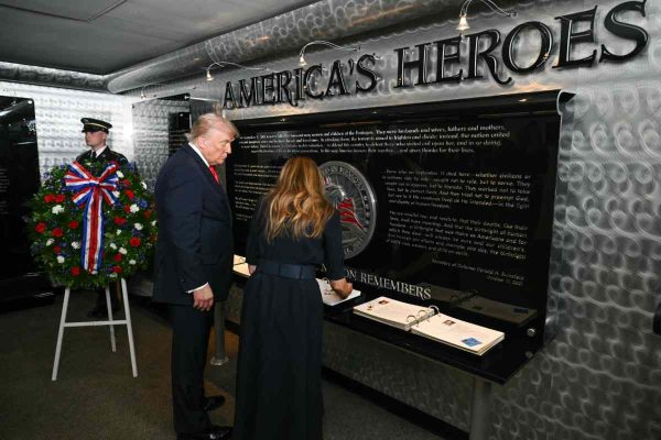 Trump conmemora atentado a torres gemelas en medio de un ambiente tenso