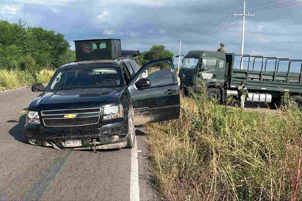 Vehículo siniestrado tras enfrentamiento en Sinaloa el 15 de septiembre