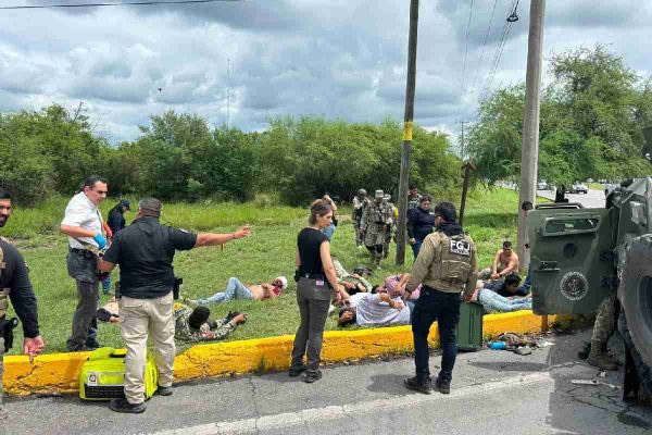 Vuelca camión del Ejército que transportaba reos federales en Ciudad Victoria, Tamaulipas; hay 16 heridos
