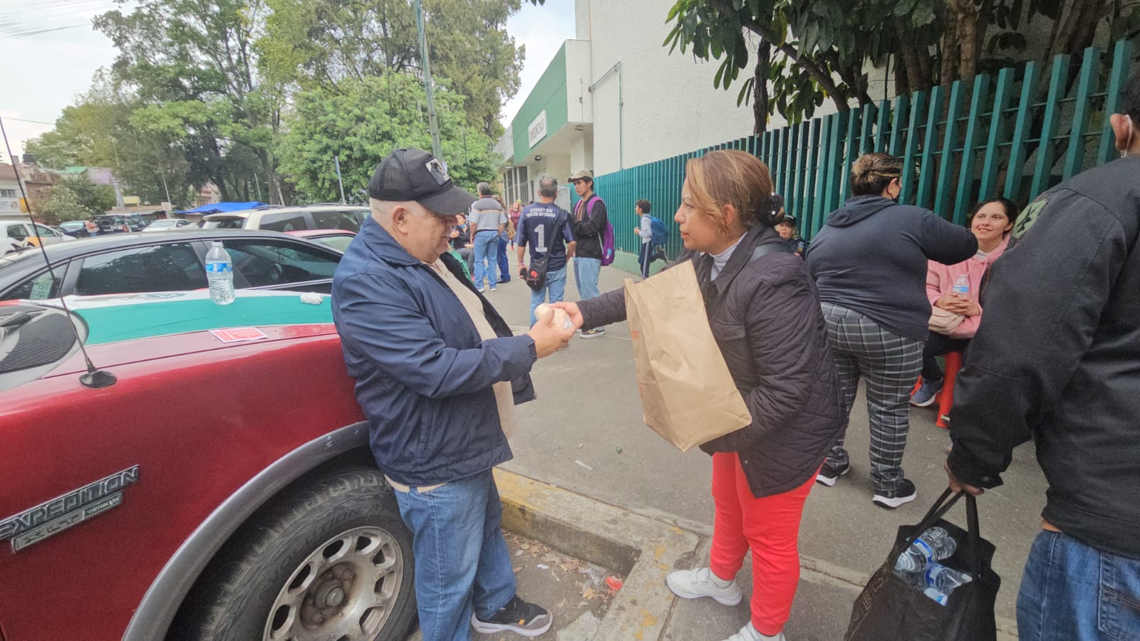 ofrecen ayuda a familiares de heridos por explosión en Iztapalapa afuera de hospitales
