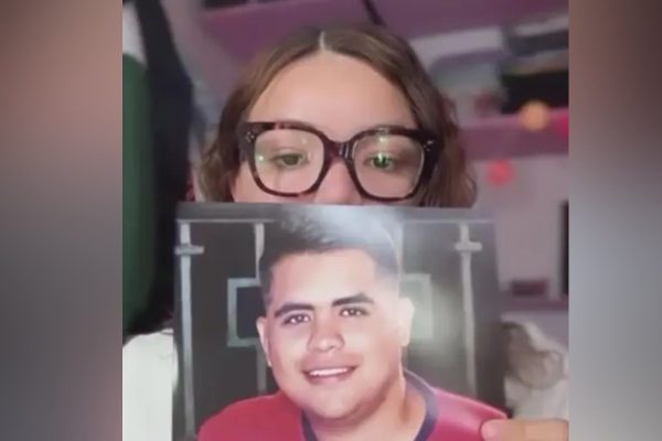 alejandra muestra una foto de su hermano Alejandra Martínez