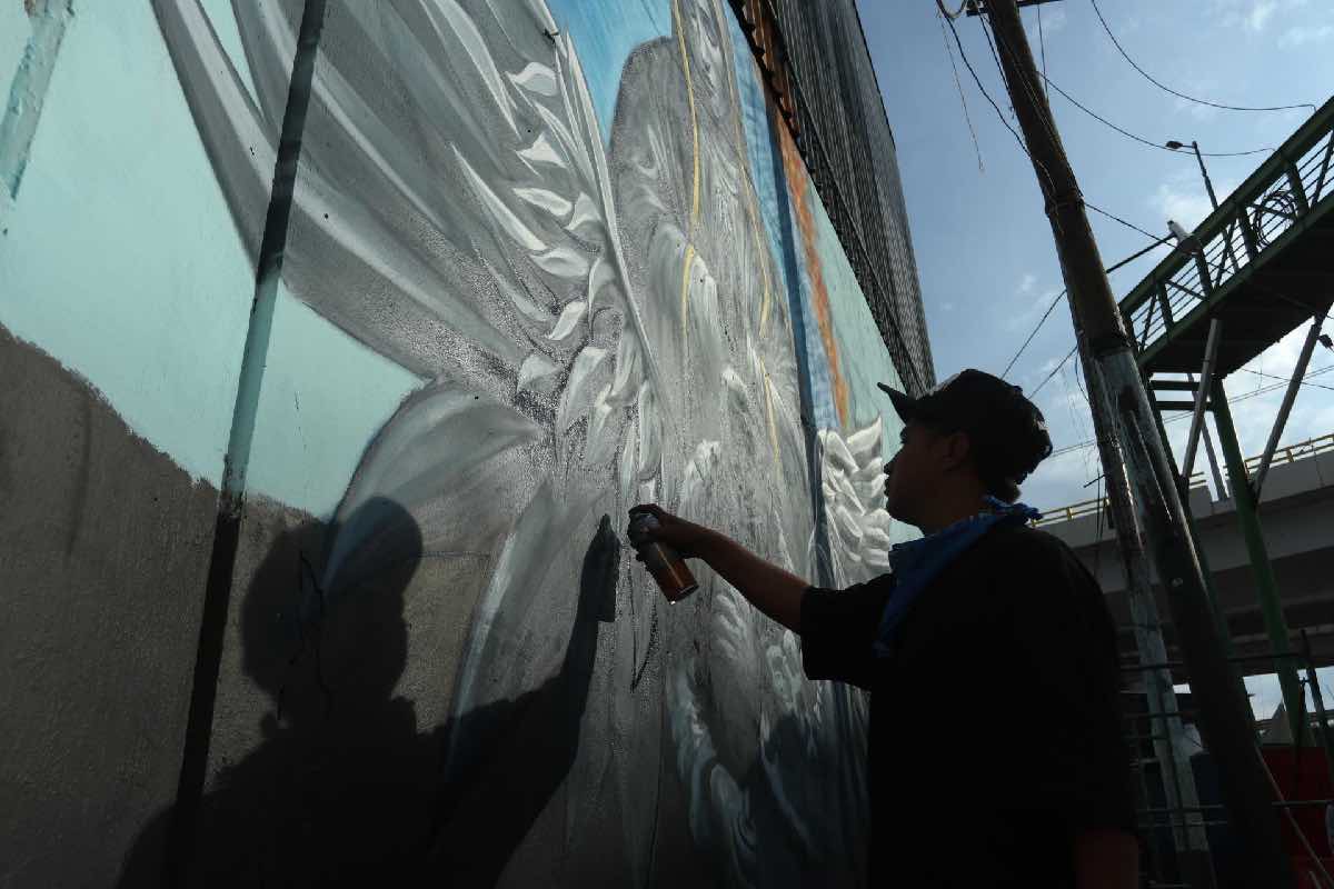 El artista urbano Snoke pinta un mural en el paradero de Santa Martha Acatitla en homenaje a Alicia Matías, “la Abuelita Heroína”.