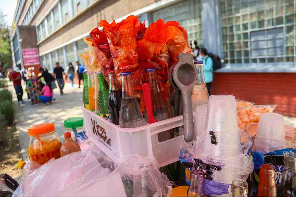 20 mil escuelas son reportadas por vender comida chatarra