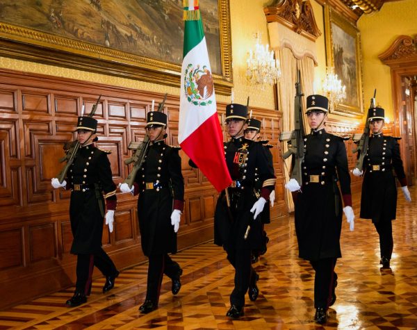 Escolta del Heroico Colegio Militar el 15 de septiembre de 2016. (Foto: Cuenta oficial de Facebook de Enrique Peña Nieto)