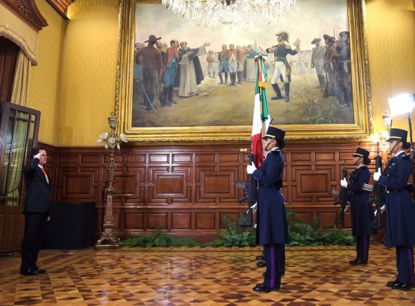 Entrega de la bandera el 15 de septiembre de 2018. Foto: Cuenta oficial de Facebook de Enrique Peña Nieto