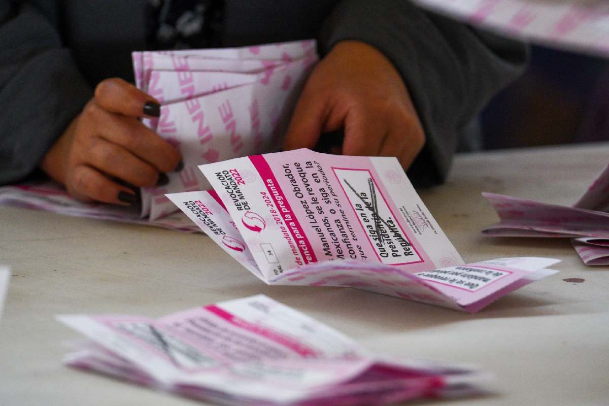 INE inicia procedimiento contra consejeras por posponer consulta de revocación de mandato de AMLO