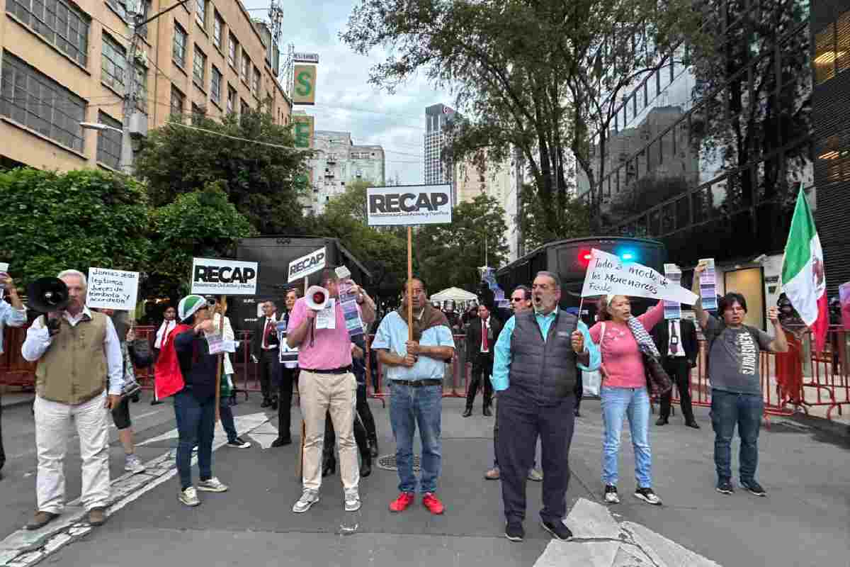 Manifestantes protestan afuera del Senado en contra de la toma de protesta de los nuevos integrantes del Poder Judicial. 