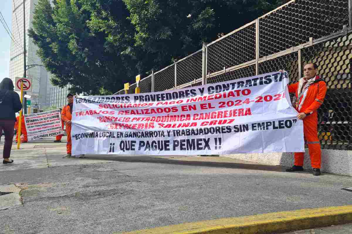 Proveedores y contratistas protestan frente a la Torre de Pemex por adeudos pendientes por 400 mdp