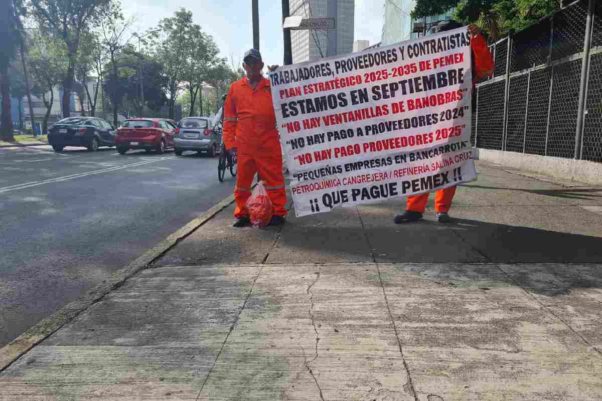 Proveedores y contratistas protestan frente a la Torre de Pemex por adeudos pendientes por 400 mdp
