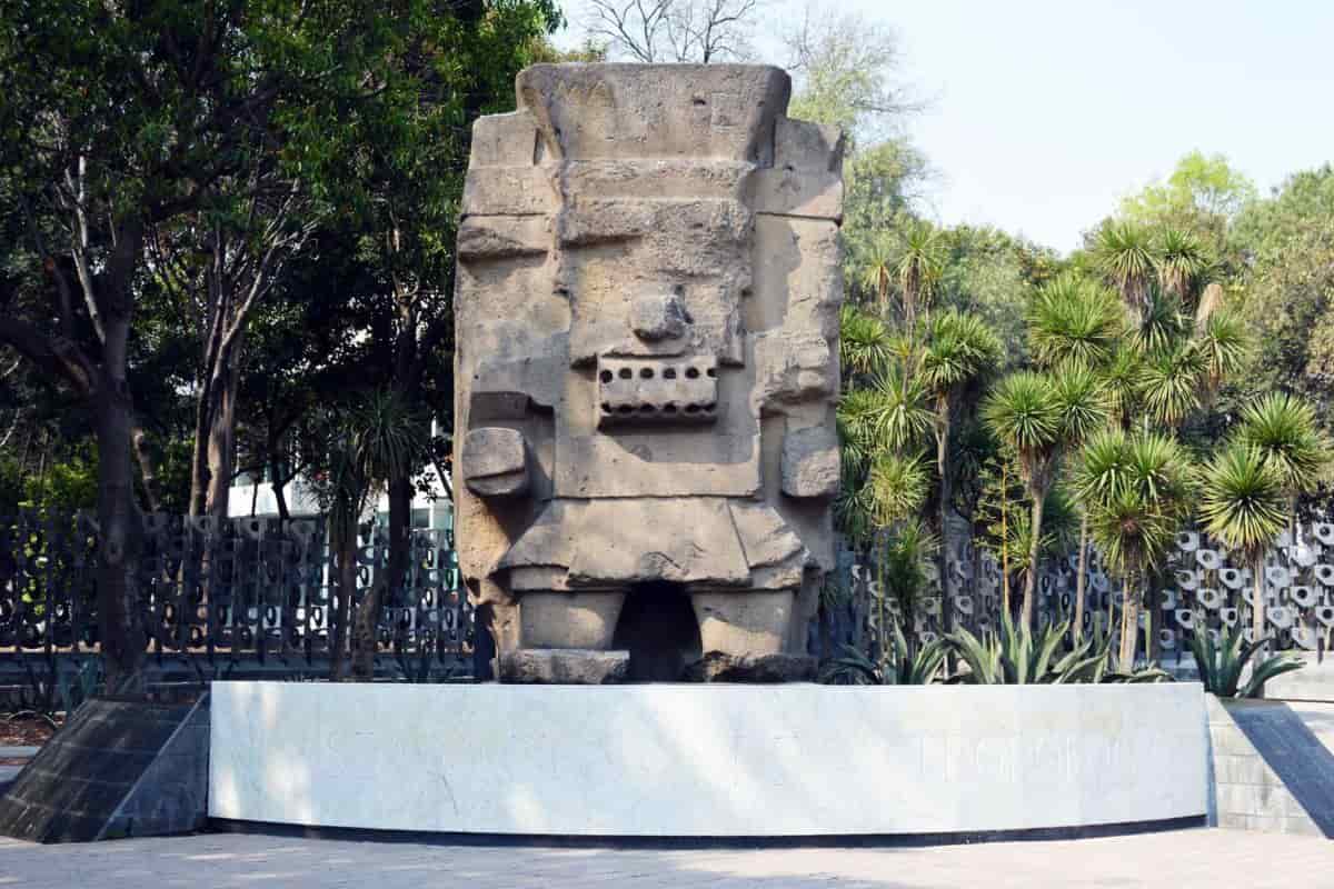 Monolito de Tláloc a la entrada del Museo Nacional de Antropología