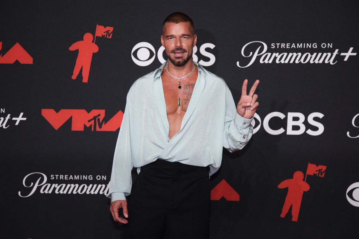 Esta noche se realizan los MTV VMAs 2025 y algunas celebridades han llegado a la alfombra roja en la UBS Arena de Nueva York. En la foto Ricky Martin.