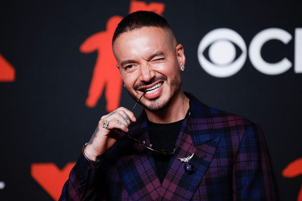 Esta noche se realizan los MTV VMAs 2025 y algunas celebridades han llegado a la alfombra roja en la UBS Arena de Nueva York. En la foto J Balvin.