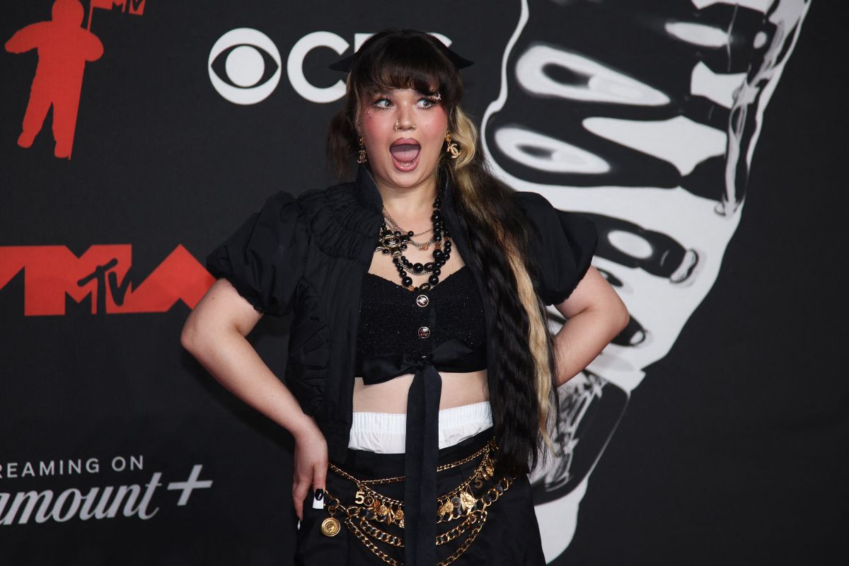 Esta noche se realizan los MTV VMAs 2025 y algunas celebridades han llegado a la alfombra roja en la UBS Arena de Nueva York. En la foto Lola Young.