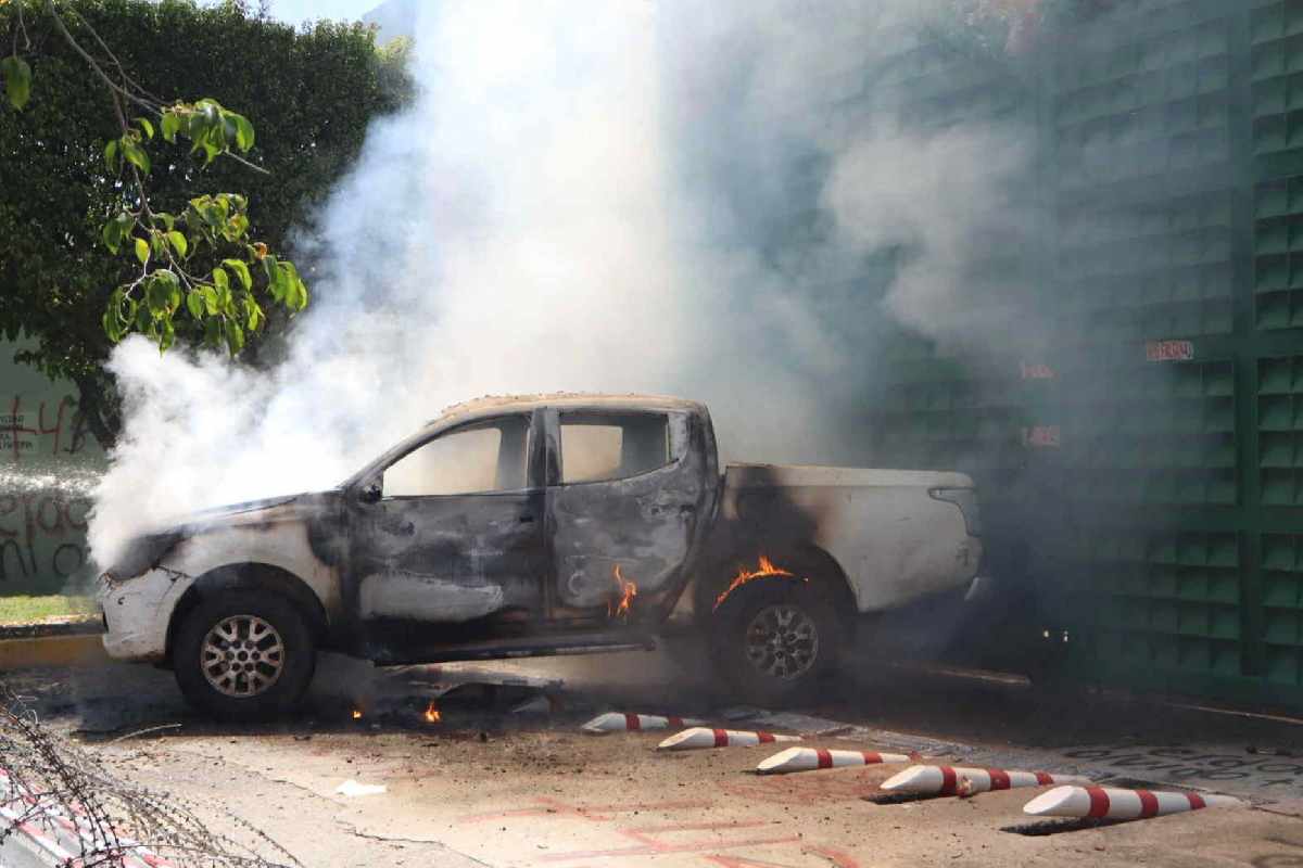 Normalistas protestan frente al 27 Batallón de Infantería en Iguala; incendian camioneta y lanzan petardos 