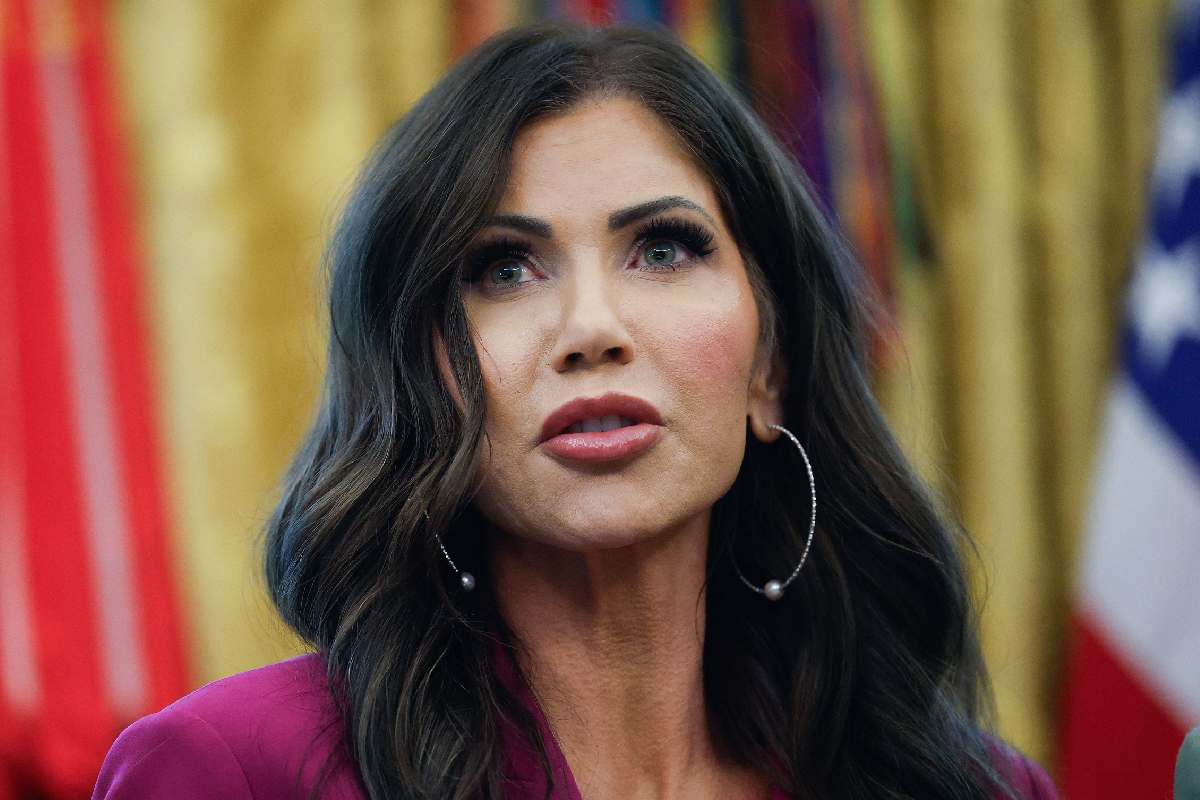 secretaria de Seguridad Nacional, Kristi Noem informó sobre el tiroteo en instalaciones de ICE en Texas