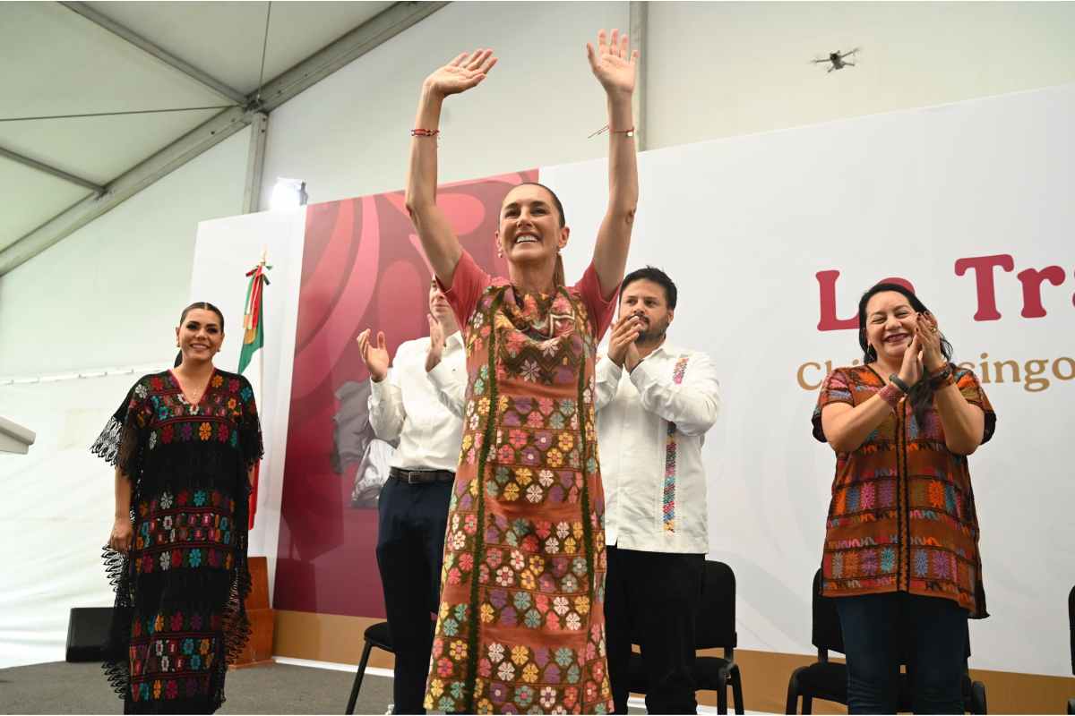 Sheinbaum llega a Guerrero en medio de protestas del magisterio; CETEG le entrega pliego petitorio