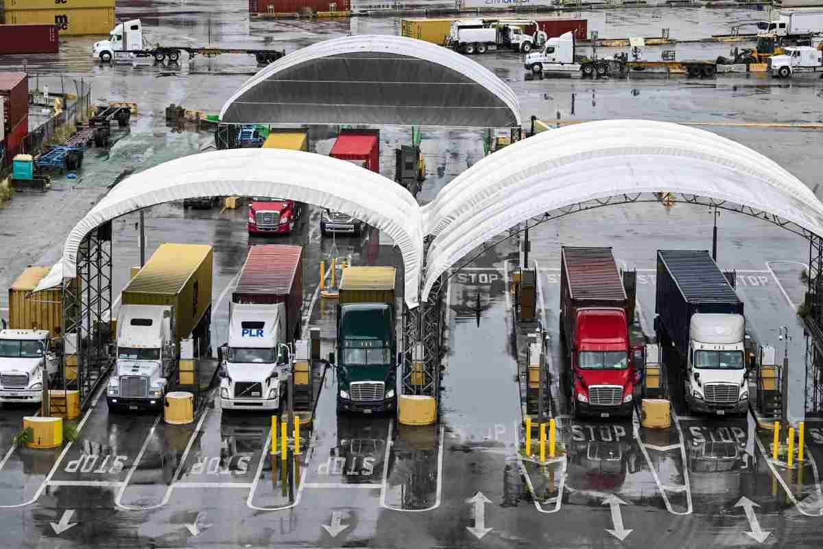 Trump anuncia aranceles a medicamentos, camiones de carga y materiales para el hogar