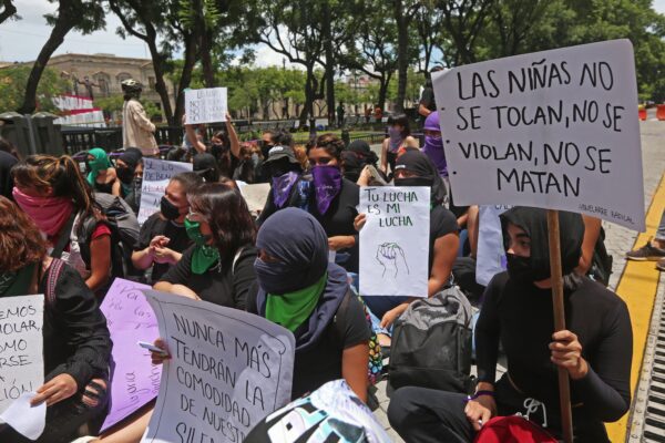 Mujeres feministas muestran cartulinas alusivas a la violencia contra la mujer. Foto: Cuartoscuro.
