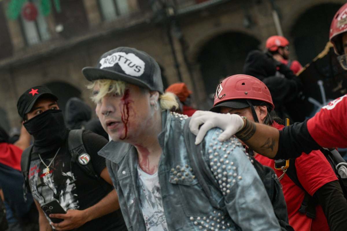 94 Policías y 29 civiles lesionados, y una persona detenida por robo a joyería, saldo de la marcha