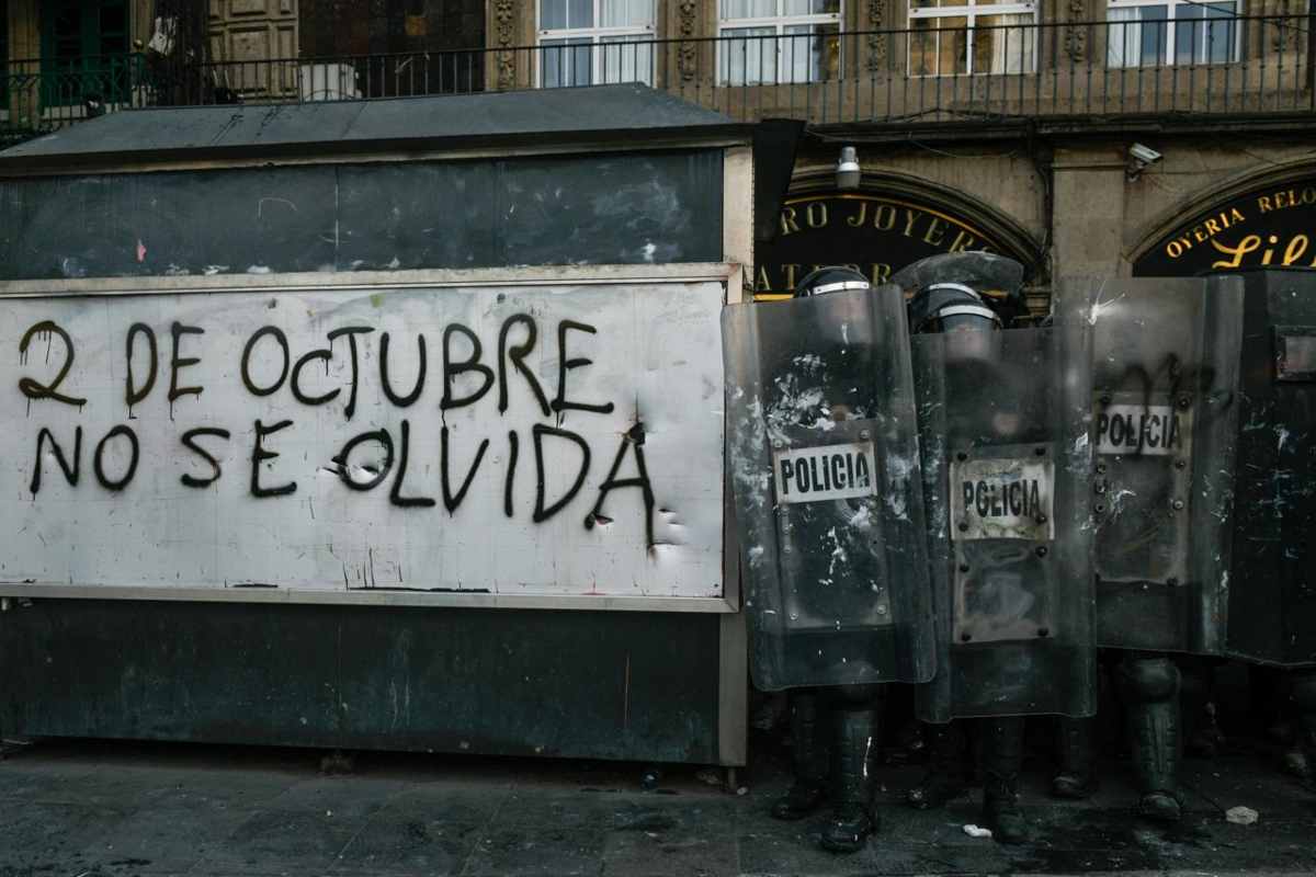 94 Policías y 29 civiles lesionados, y una persona detenida por robo a joyería, saldo de la marcha