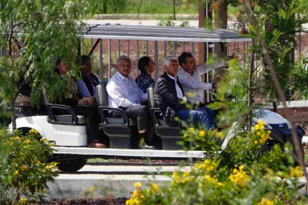 AMLO y Sheinbaum recorriendo parque lago de texcoco
