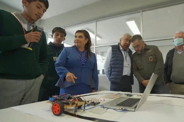 Alumno explica el uso de arduino a jefa de gobierno