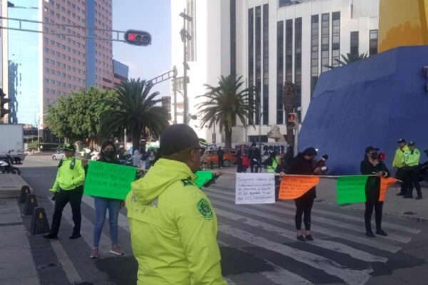Bloqueo de trabajadores del SAT en avenida paseo de la reforma