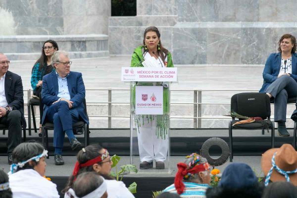 Brugada se compromete a reducir 35 % emisiones de gases invernadero para 2030, sin detallar cómo