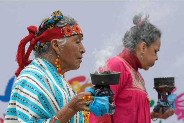 Brugada se compromete a reducir 35 % emisiones de gases invernadero para 2030, sin detallar cómo